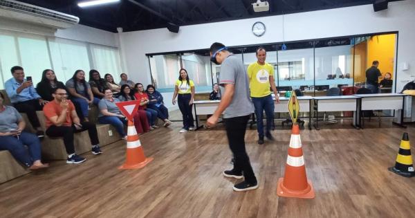 Detran realiza ação educativa em rede de postos de combustível como parte da campanha Maio Amarelo
