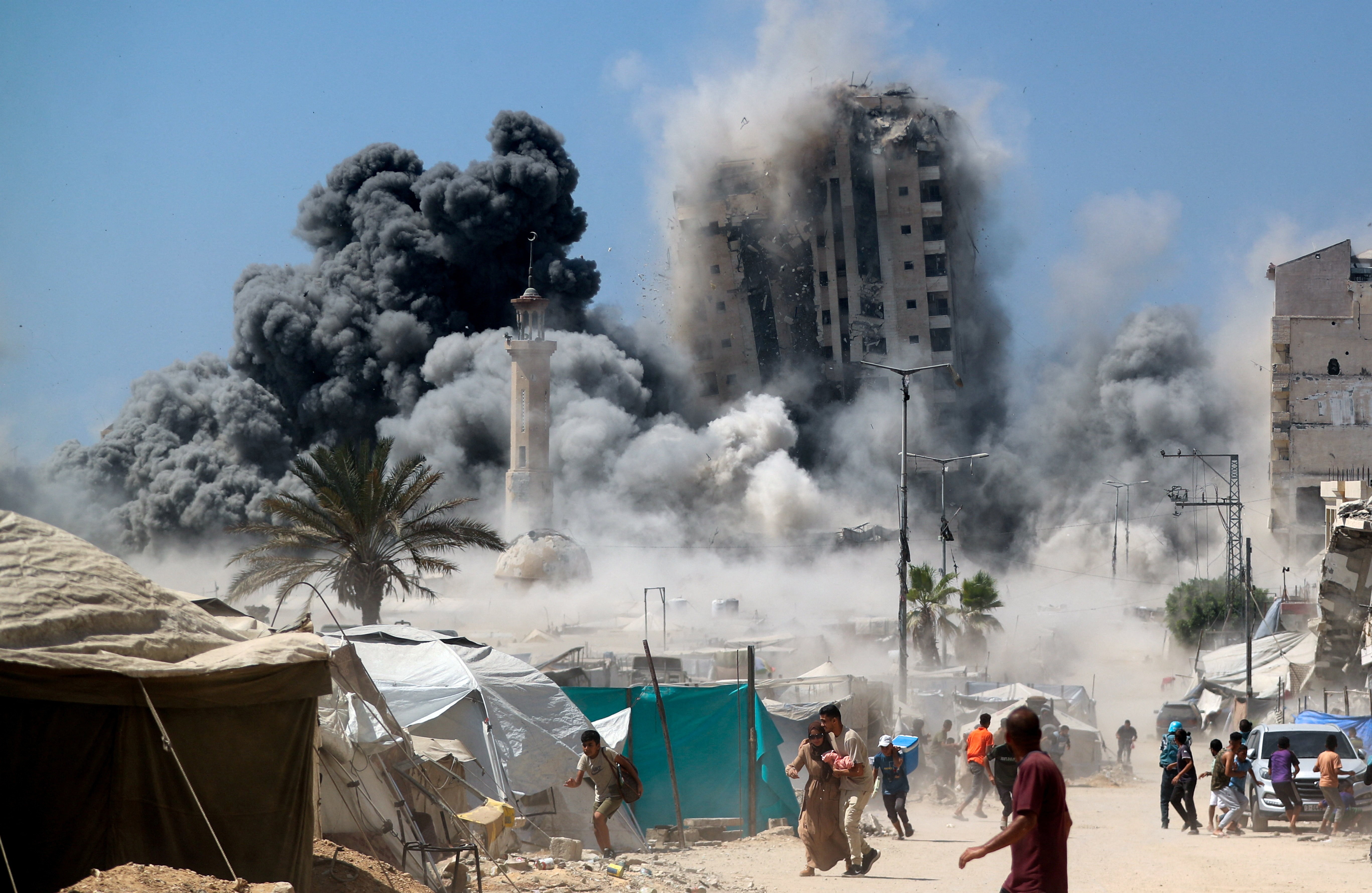 Israel derruba 2º prédio mais alto de Gaza enquanto tropas avançam sobre Cidade de Gaza; VÍDEO