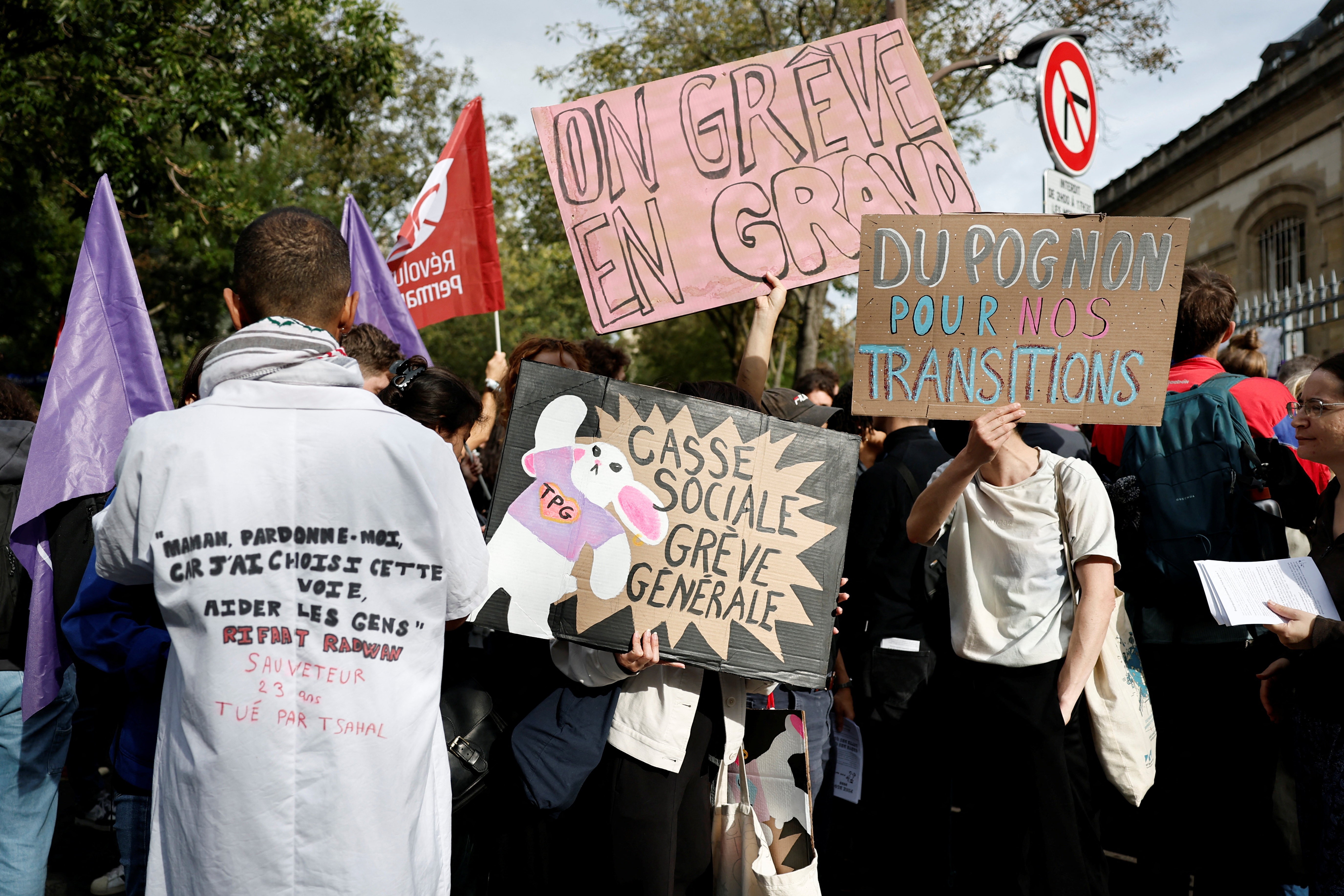 ‘Vamos bloquear tudo’: França tem dia de protestos e greve contra nomeação de novo premiê centrista