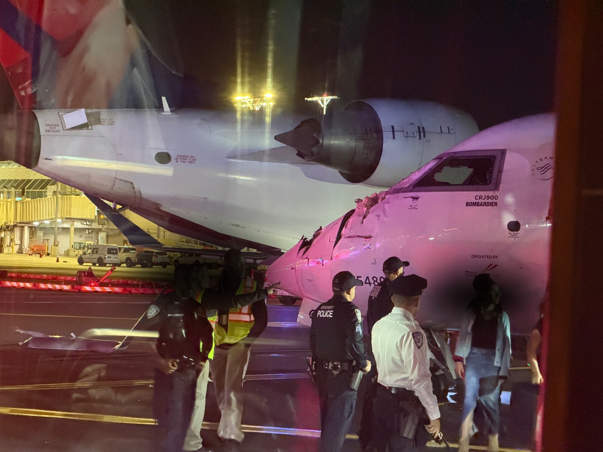 Aviões da Delta batem enquanto taxiavam em aeroporto de Nova York; comissária fica ferida