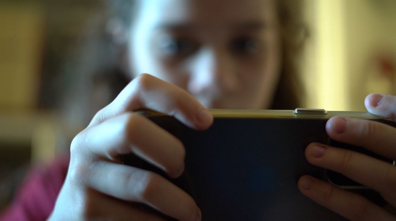 Crianças dormem e aprendem melhor quando há controle de tela, aponta estudo