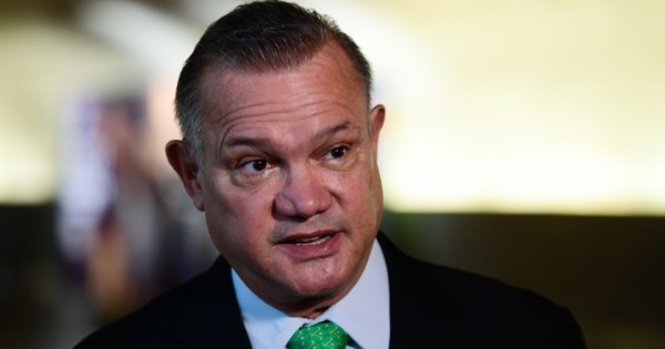 Fagundes evita tensão com ala radical em busca de apoio