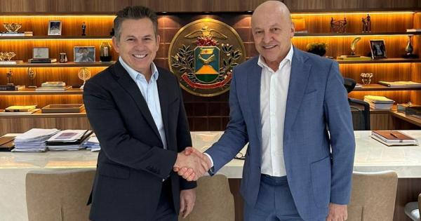 Mauro Mendes passa a faixa de governador para Otaviano Pivetta no dia 31 de março