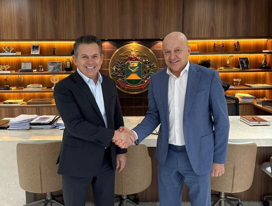 Mauro Mendes passa a faixa de governador para Otaviano Pivetta no dia 31 de março
