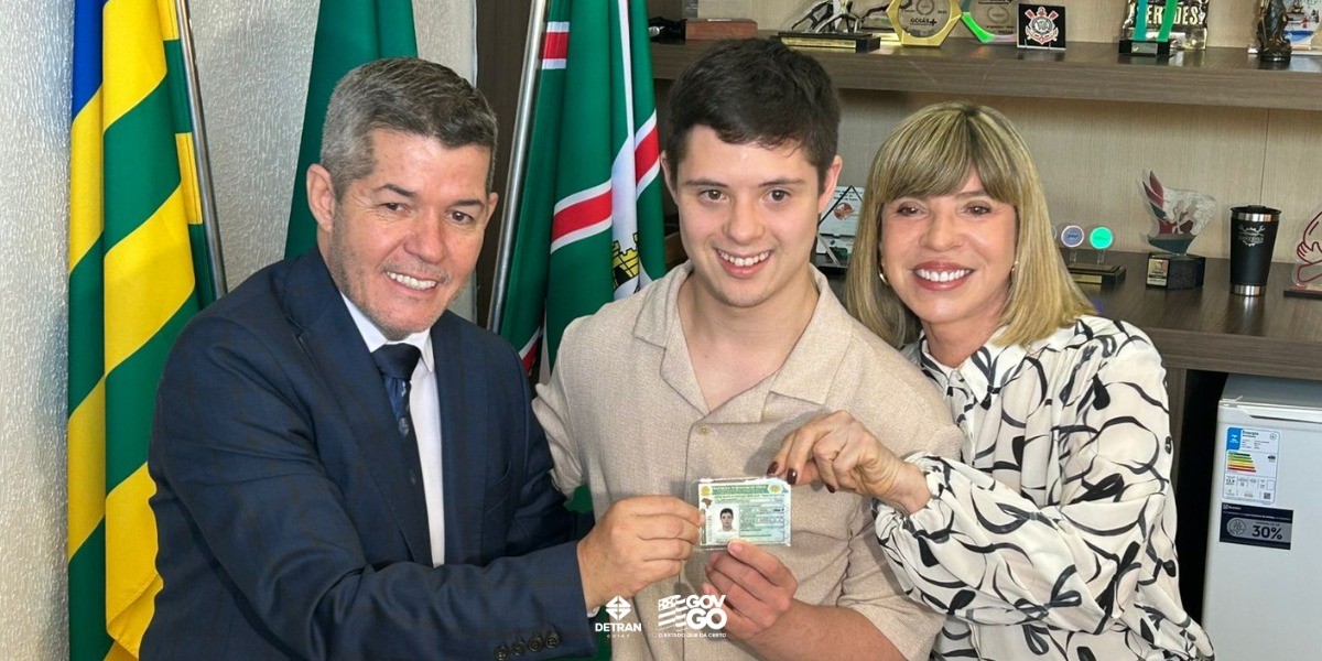 CNH é entregue a primeiro condutor com síndrome de Down em Goiás