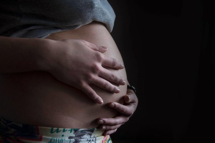 Casais brasileiros recorrem cada vez mais à barriga de aluguel fora do país