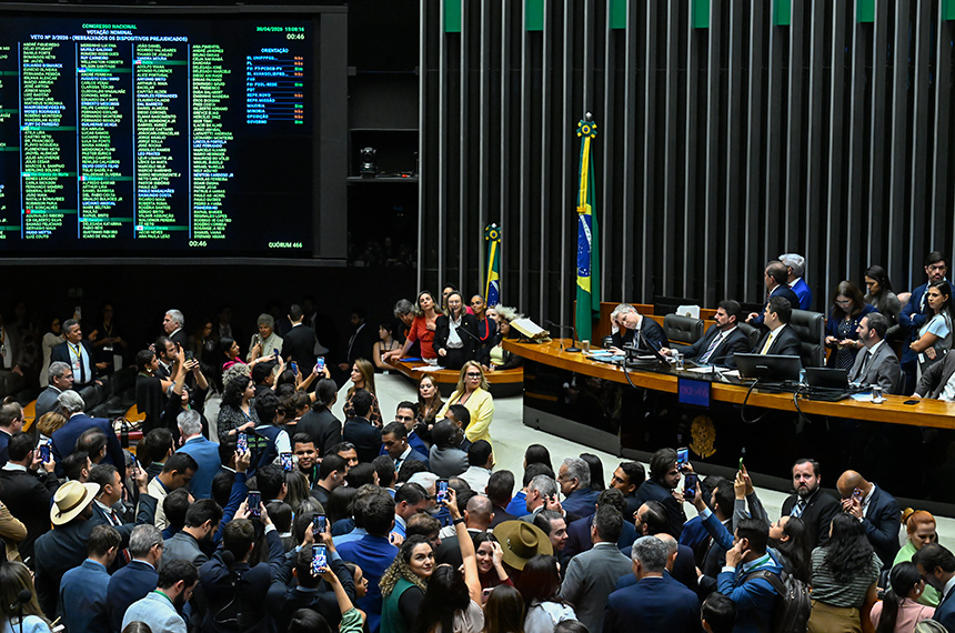 Promulgada lei que possibilita redução de penas pelo 8 de janeiro