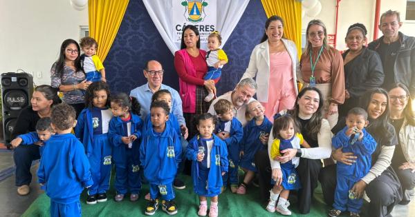 Prefeitura entrega mais de 9 mil kits de uniformes para alunos da rede municipal