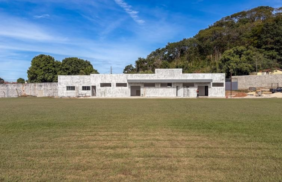 Reforma do Estádio Zeca Costa avança com foco nos acabamentos dos vestiários e arquibancada