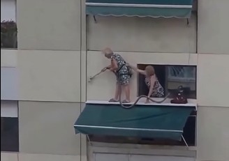 Cenas de tirar o fôlego: idosas desafiam o perigo ao limpar a parte externa de apartamento; assista