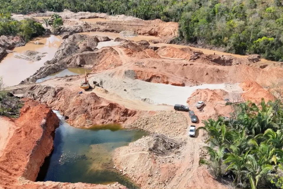 Operação explode garimpo ilegal e apreende R$ 1 milhão em máquinas em Goiás; veja vídeo