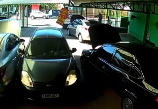 “Não consigo nem fazer baliza”, brinca motorista após acidente inusitado; veja vídeo