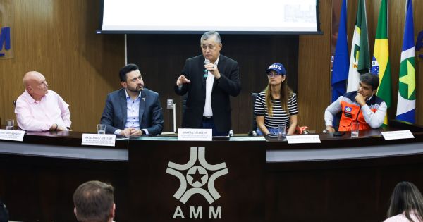 Ministro das Relações Institucionais se reúne com prefeitos de Mato Grosso para discutir impactos de eventos climáticos